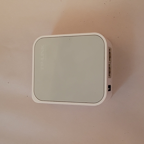 TP-Link TP-WR710N Mini Pocket Size wifi router - Picture 1 of 3